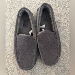 NWOT men’s gray UGG felt loafers. Size 9